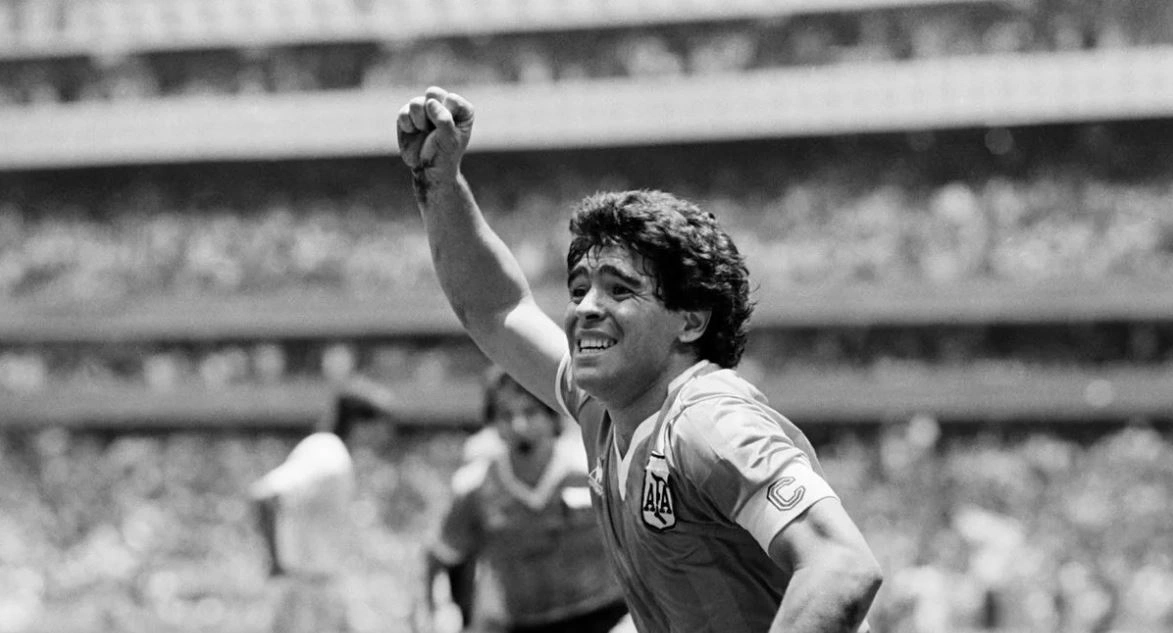 На 61-м году жизни скончался легендарный футболист Диего Марадона
