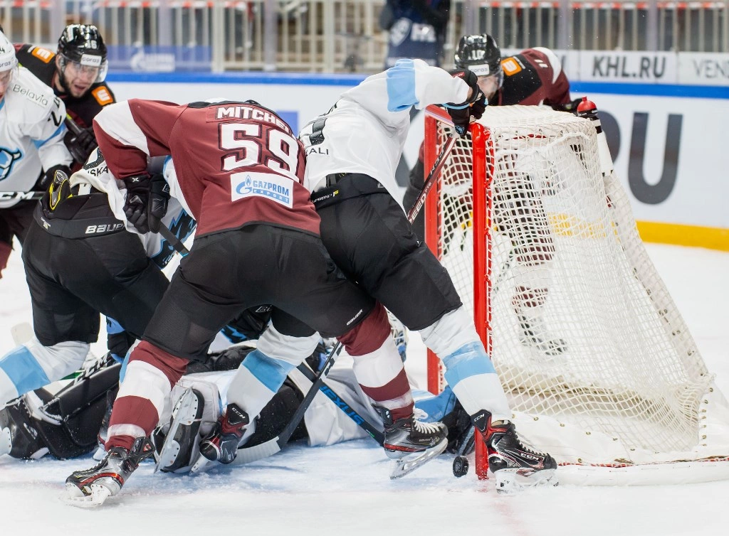 Минское «Динамо» в хоккейном матче регулярного чемпионата КХЛ уступило в гостях одноклубникам из Риги со счетом 4:3 (по серии буллитов). 