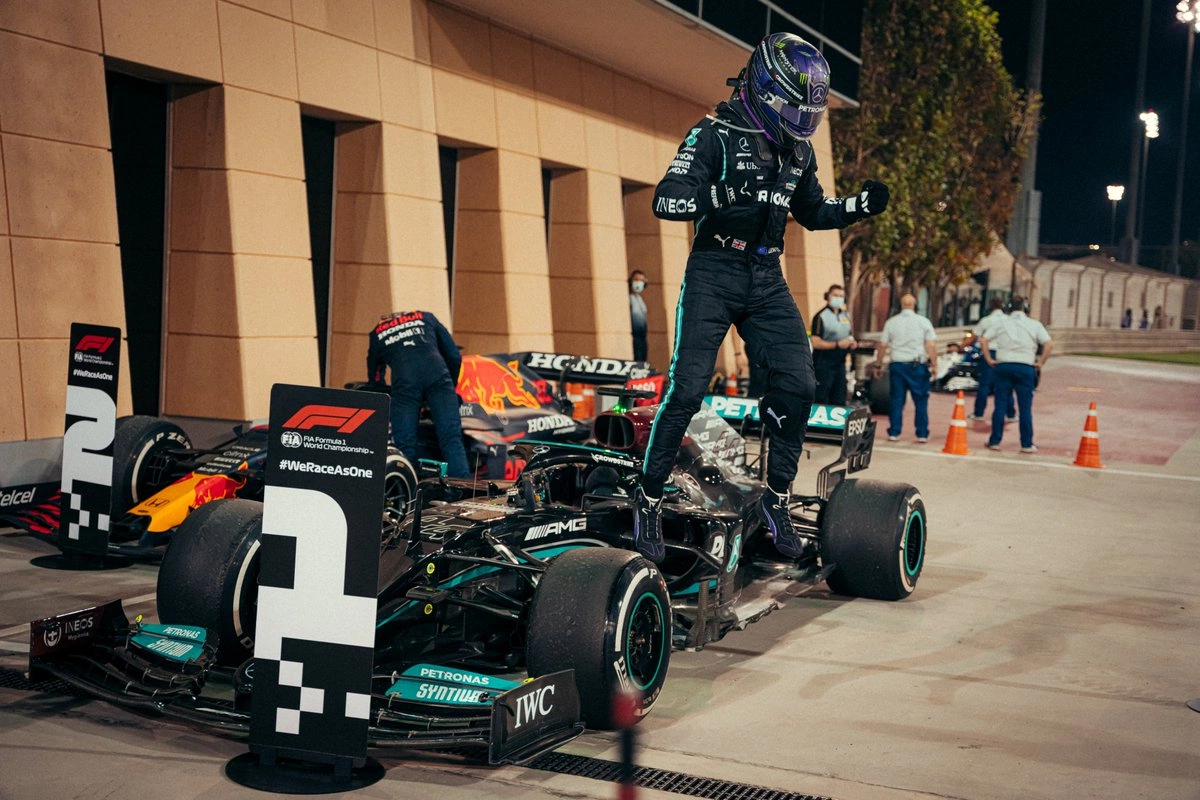 Льюис Хэмилтон выиграл Гран-при Бахрейна в первой гонке 2021 года
