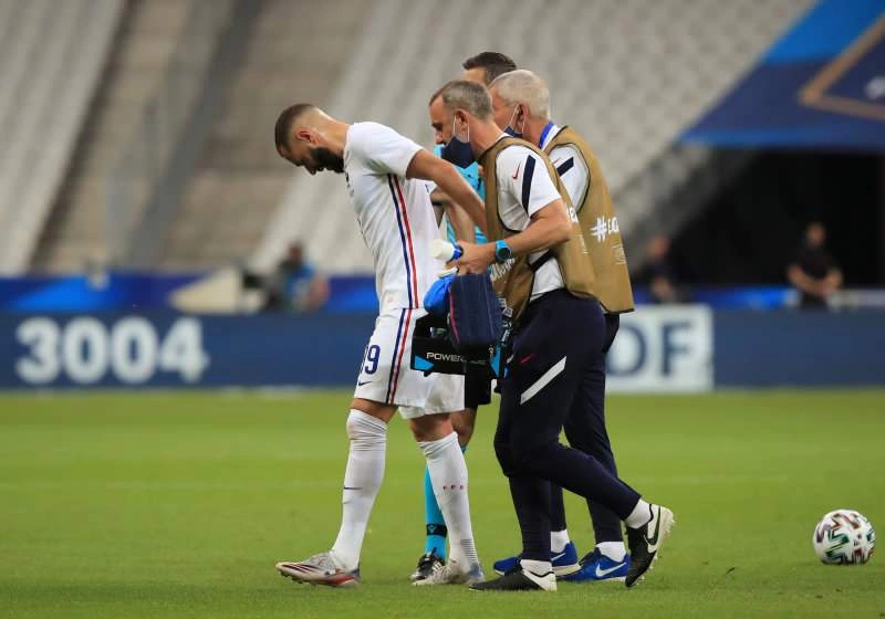 Французский нападающий Карим Бензема получил травму в игре против сборной Болгарии