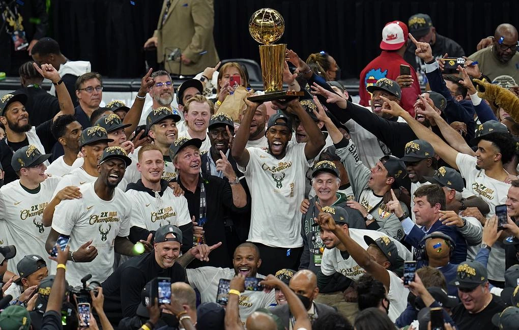 «Милуоки Бакс» стал чемпионом НБА в сезоне-2020/21. Клуб не выигрывал титул с 1971 года