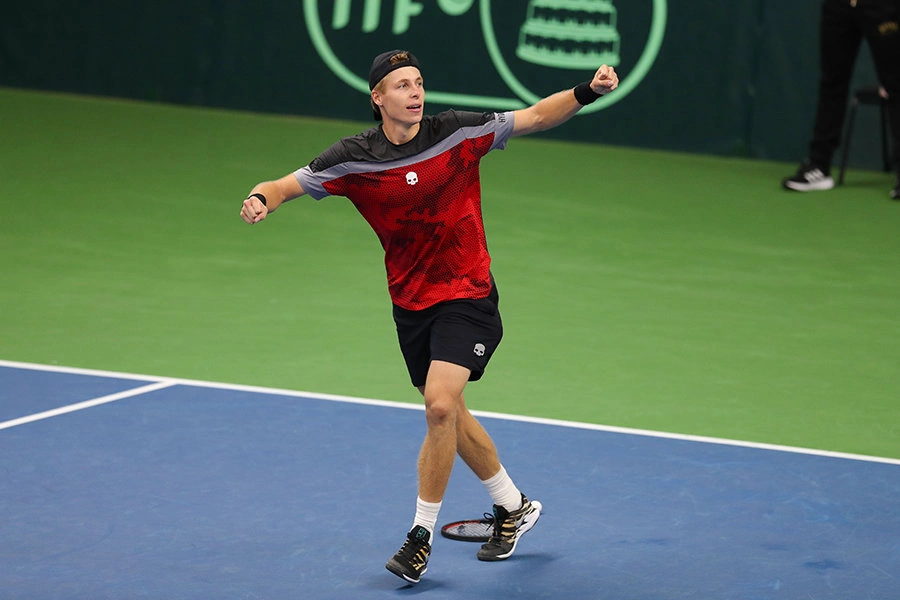 Илья Ивашко вышел в четвертьфинал теннисного турнира в Нур-Султане