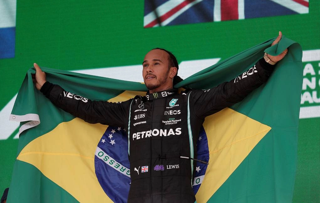 Льюис Хэмилтон выиграл Гран-при Бразилии Формулы-1