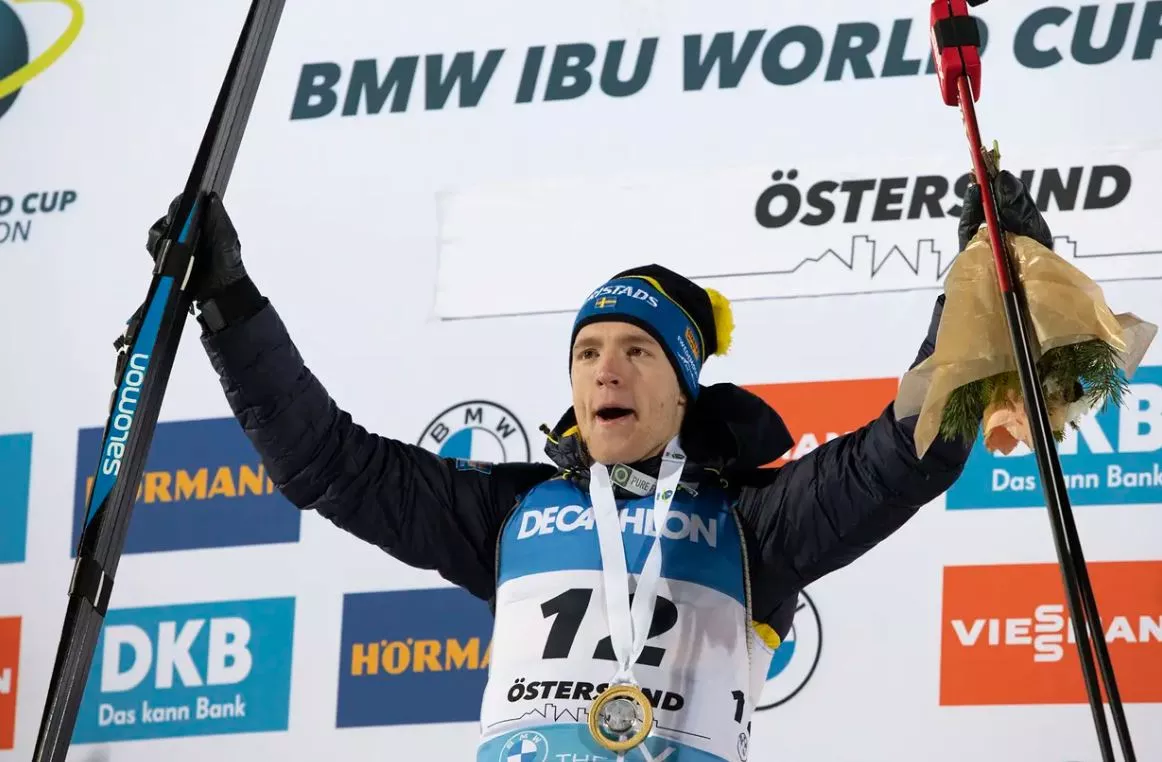 Шведский биатлонист Самуэльссон победил в спринтерской гонке на втором этапе Кубка мира