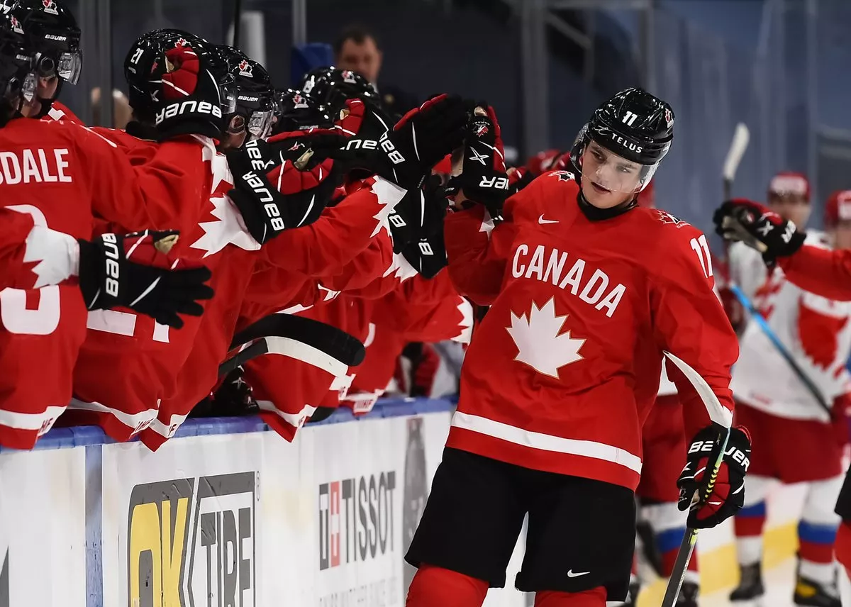 Наставник сборной Канады по хоккею сломал ребро и не поедет в Пекин