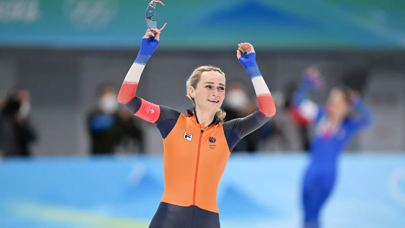 Голландка Ирене Схаутен выиграла золото в конькобежном спорте на дистанции 5 км, установив олимпийский рекорд