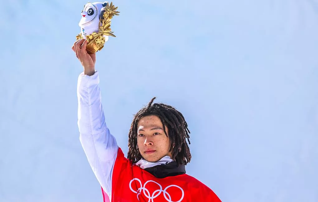 Японский сноубордист Аюму Хирано выиграл золотую медаль на Играх в Пекине