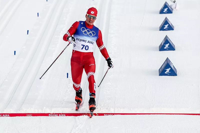 Российский лыжник Александр Большунов выиграл серебряную медаль на ОИ-2022 в Пекине