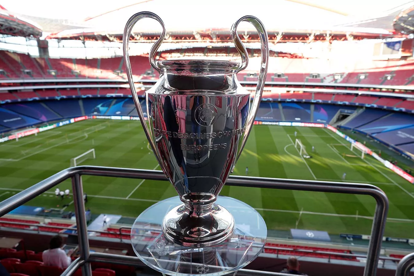 Финал Лиги чемпионов перенесен из Санкт-Петербурга в Париж