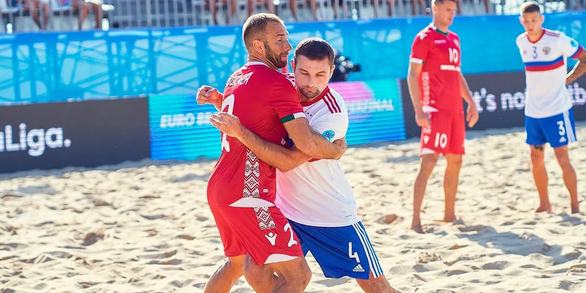 Команда Беларуси по пляжному футболу уступила россиянам в Минске