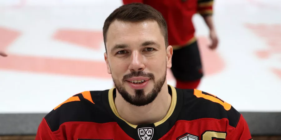 Хоккеист Алексей Емелин