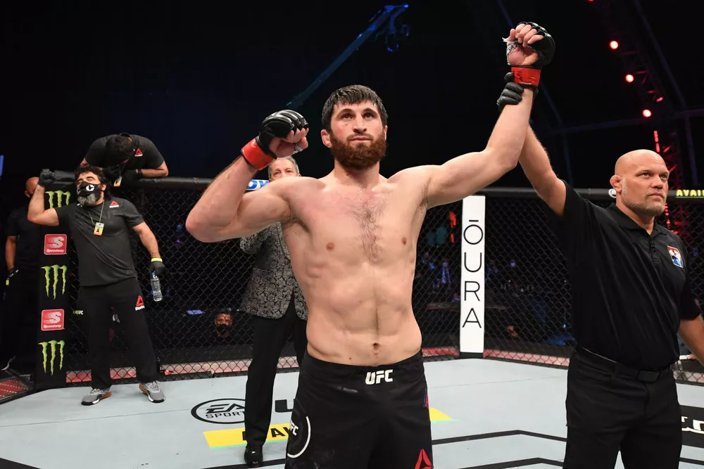Анкалаев сразятся за вакантный пояс в полутяжелом весе на UFC 282
