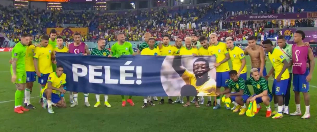 Бразильские футболисты после матча 1/8 финала ЧМ-2022 растянули баннер в поддержку Пеле