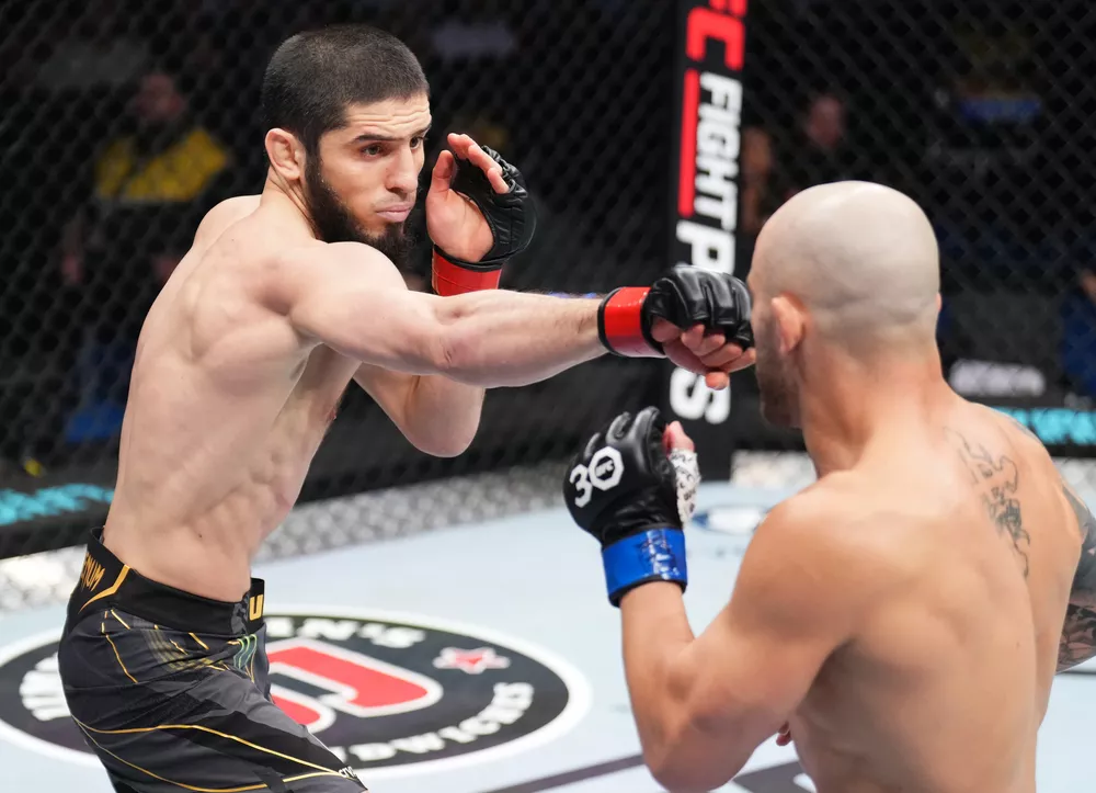 Известны гонорары Махачева и Волкановски за поединок в рамках UFC 284